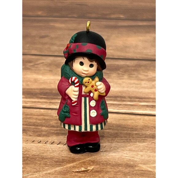1998 HALLMARK KEEPSAKE ORNAMENT QX6876 SWEET REMEMBERINGS CANDY CANE LITTLE GIRL - Picture 1 of 8